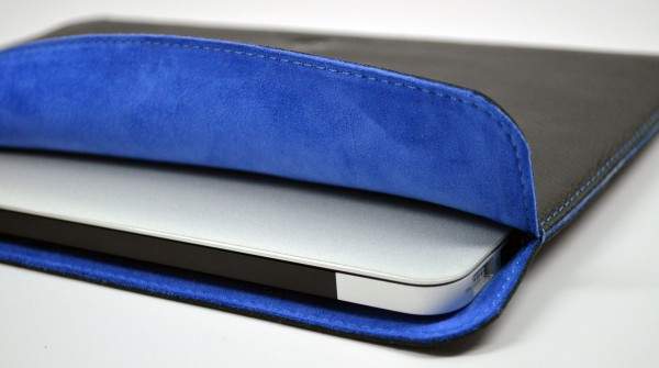 Lusso Cartella MacBook Air Sleeve Review - open with MBA