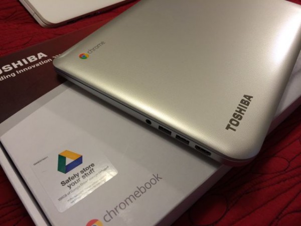 Toshiba Chromebook Unboxing side 1