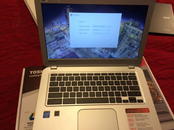 Toshiba Chromebook Unboxing front view