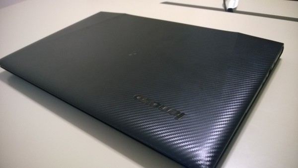 The carbon fiber weave texture on the top of the Lenovo Y40.
