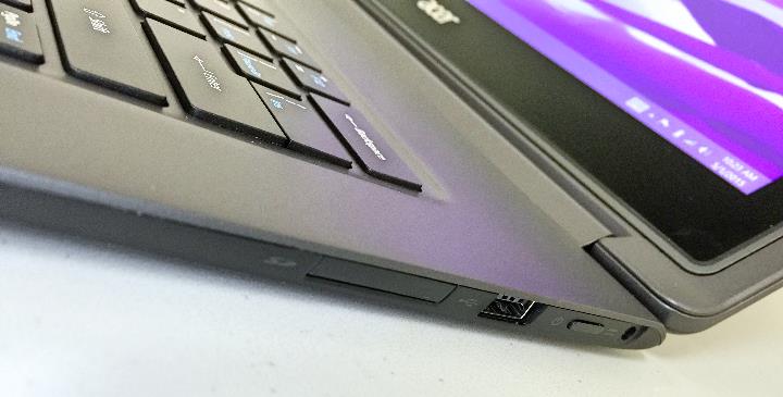 Acer Aspire R13 right side ports